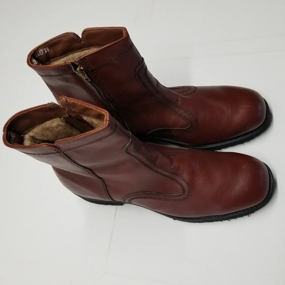 Vibram fur line boots mens size 9.5‎
